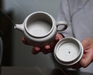 碧螺壺中香撲面，綠茶盞內味如春。