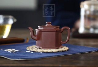 《小六方納?！? title=