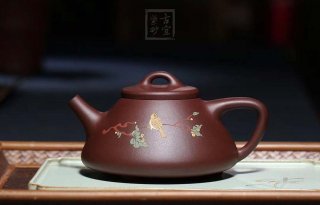 《石瓢泥繪鳥》宜興紫砂壺名師工藝美術(shù)師手工紫泥金絲西施泡茶壺 《石瓢泥繪鳥》宜興紫砂壺名師工藝美術(shù)師手工紫泥金絲西施泡茶壺