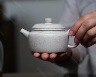 碧螺壺中香撲面，綠茶盞內味如春。