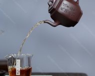 泉眼無(wú)聲惜細(xì)流，樹蔭照水愛(ài)晴柔。