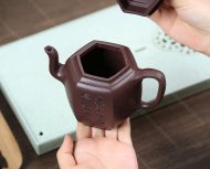 泉眼無(wú)聲惜細(xì)流，樹蔭照水愛(ài)晴柔。