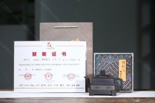 《鑲銀方尊壺》 《鑲銀方尊壺》