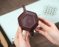 泉眼無(wú)聲惜細(xì)流，樹蔭照水愛(ài)晴柔。