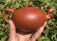 樹樁葡萄壺；朱泥380CC