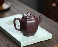 泉眼無(wú)聲惜細(xì)流，樹蔭照水愛(ài)晴柔。