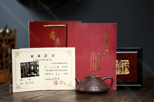 瓣生香獨(dú)傲寒，此梅難并眾梅看。 【