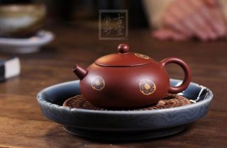 《印花扁西施》宜興紫砂壺實(shí)力派名家純手工禮品茶具紅皮龍西施茶壺 《印花扁西施》宜興紫砂壺實(shí)力派名家純手工禮品茶具紅皮龍西施茶壺