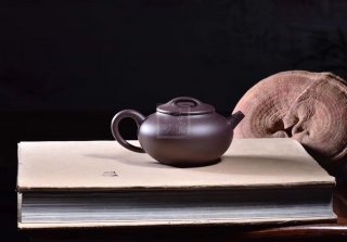 《扁石》宜興紫砂壺中青輩實力派藝人手工手工極青泥 《扁石》宜興紫砂壺中青輩實力派藝人手工手工極青泥