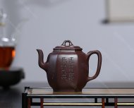 泉眼無(wú)聲惜細(xì)流，樹蔭照水愛(ài)晴柔。