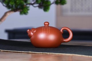 《福豬壺》宜興方把全手工紫砂壺大紅袍 《福豬壺》宜興方把全手工紫砂壺大紅袍