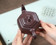 泉眼無(wú)聲惜細(xì)流，樹蔭照水愛(ài)晴柔。