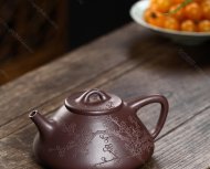 瓣生香獨(dú)傲寒，此梅難并眾梅看。 【