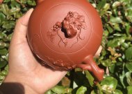 樹樁葡萄壺；朱泥380CC