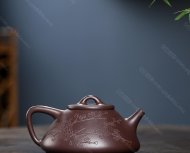 瓣生香獨(dú)傲寒，此梅難并眾梅看。 【