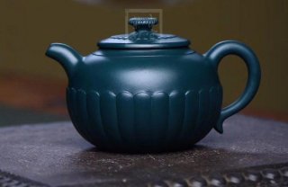 《菊菱壺》 《菊菱壺》