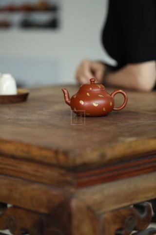 《撒金梨形》 《撒金梨形》